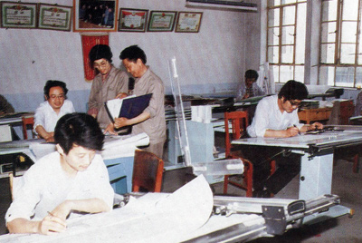 从1984年第一季度到抓治理上挂号周全提高企业素质验收前，，，接纳分线检查、、、总结效果、、、找出差别、、、提出步伐、、、限期整改的要领，，，使各项事情在整理中牢靠提高，，，在牢靠提高中举行再整理，，，再提高。。