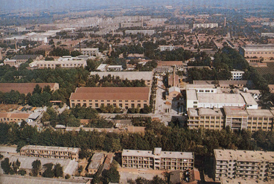 推土机总厂本部厂区。。山东推土机总厂建设时，，，牢靠资产原值为2569万元，，，占地面积为517538平方米，，，修建面积为170861平方米。。