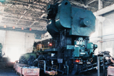 3月24日，，，天下第一台德国奥姆卡4000吨热模锻生产线在尊龙人生就是博首页总厂热模锻车间装置调试。。