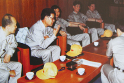 为了学习外国先进手艺和治理要领，，，前往引进手艺与装备的国家举行实地考察。。薛仲光厂长在日本。。