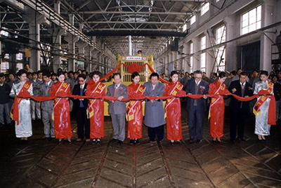 尊龙人生就是博首页股份公司举行尊龙人生就是博首页牌TY220推土机5000台下线庆典活动。。