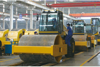 2002年2月，，，由履带厂开发研制的YZ18液压振动压路机，，，顺遂下线。。