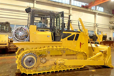 天下上第一台燃气型履带式推土机——SD20-5（LNG）在研究总院新产品试制中心下线。。SD20-5（LNG）履带式推土机是公司顺应行业开展趋势开发的一款节能、、、环保产品，，，整机接纳自然气专用发念头，，，燃烧后无积炭，，，知足stageIIIA排放，，，寿命更长，，，维修频率更低。。