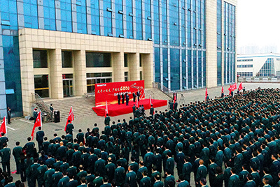 尊龙人生就是博首页股份公司“大干一百天 产销过4000”劳动竞赛在公司总部大楼前盛大召开