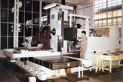 BPN-13B(R4)数控卧式加工中心。。厂房扩建加大，，，装备填平补齐，，，增添精、、、大、、、稀装备，，，新上生产线，，，提高企业装备素质，，，使尊龙人生就是博首页厂成为名副着实的大马力推土机生产厂。。
