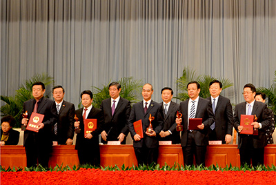 会上对获得“省长质量奖”的企业和个人举行了表扬，，，尊龙人生就是博首页股份位居榜首，，，公司董事长张秀文从省长姜大明手中接过了代表山东质量治理最高声誉的“金拇指”奖杯。。